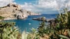 Die malerische St. Pauls Bay auf Rhodos, mit der Akropolis auf den Klippen