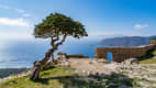 Blick vom Berg mit antiken Überresten des Schloss Monolithos aufs Meer
