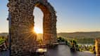 Rolandsbogen gegen Sonnenaufgang am 7. Juli 2023 in Remagen, Rheintal,