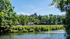 Blick auf das deutsche Dorf Trendelburg mit dem Schloss im Hintergrund