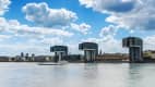 Rheinau Hafen Köln am Rhein mit den Kranhäusern im Hintergrund