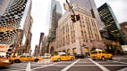 Taxis fahren auf der 5th Avenue in New York
