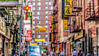 Eine belebte Strasse in New Yorks Chinatown