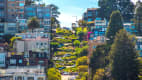 Autos schlängeln sich die berühmte Lombard Street in San Francisco herunter