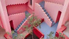 Treppe im Gebäudekomplex La Muralla Roja
