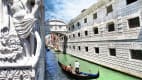 Gondel auf einem Kanal vor der Säufzerbrücke in Venedig