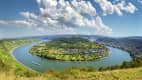 Blick auf die Rheinschleife und das  Weindorf Boppard an einem sonnigen Tag