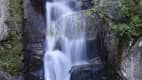 Wasserfall und eine Bank