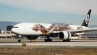 Eine Air Newzealand Boeing 777-300 mit dem Dragon Smaug Aufdruck steht am Flughafen
