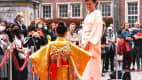 Eine Frau und ein Kind zeigen japanische Kimonos bei einer Show am Japan Tag in Düsseldorf