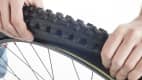 Ein Fahrradschlauch wird repariert