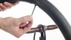 Ein Fahrradschlauch wird repariert