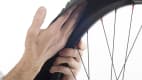 Ein Fahrradschlauch wird repariert