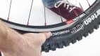 Ein Fahrradschlauch wird repariert