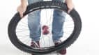 Ein Fahrradschlauch wird repariert