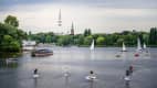 Buntes Treiben auf der Außenalster in Hamburg im sommer
