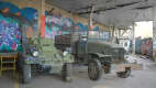 Militärfahrzeuge stehen in der Abhörstation auf dem Teufelsberg in Berlin