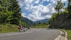 Motorradfahrer fahren auf dem Oberjoch Pass