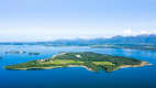 Herreninsel auf dem Chiemsee mit Alpenpanorama im Hintergrund