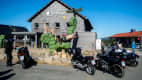 Motorräder stehen vor dem beliebten Biker Treff TorfHaus im Harz