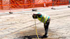 Mailand, Arbeiter kühlen sich ab, indem sie ihre Köpfe nass machen oder Wasser trinken, oder ruhen sich im Schatten aufgrund der großen Hitze auf der Baustelle in der Via Orefici aus
