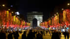 Die Champs-Elysees Avenue und der Arc de Triomphe sind inmitten der Weihnachtsbeleuchtung in Paris