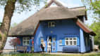 Besucher betreten das Kunstkaten in Ahrenshoop