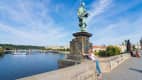 Nepomuk Heiligenstatue auf der Karlsbrücke in Prag
