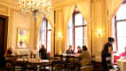 Gäste trinken im Cafe Demel in Wien Kaffee