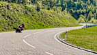 Ein Motorradfahrer auf einer Straße während der Motorrad Tour im Schwarzwald/Todtnau