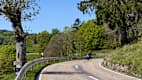 Ein Motorradfahrer auf einer Straße während der Motorrad Tour im Schwarzwald/Wieden