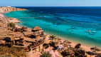 Der Strand von Sharm El Sheikh in Ägypten mit Bars, Hotels und türkis-blauen Meer