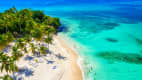 Dronenaufnahme von der Insel Cayo Levantado in der Dominican Republic.