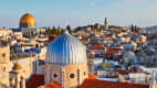 Blick über die Dächer Jerusalems mit der Armenischen Kirche und der goldenen Kuppel des Felsendoms
