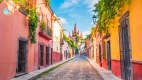Bunte Fassaden in San Miguel de Allende in Guanajuato, Mexico