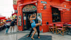 Ein Paar tanzt Tango auf der Strasse