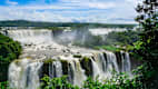 Panoramablick auf die Iguazú Wasserfälle in Argentinien
