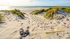 Blick auf einen sonnigen einsamen Strand auf Jütland in der Nähe von Henne Strand
