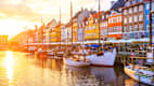Nyhavn-Kanal in Kopenhagen im Abendlicht mit Schiffen