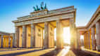 Das Brandenburger Tor in Berlin bei untergehender Sonne