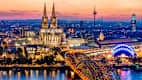 Nachtaufnahme von Köln mit Rheinbrücke und Kölner Dom