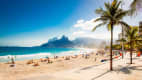 Ipanema Beach in Brasilien mit Blick auf Morro Dois Irmãos, den Berg der zwei Brüder