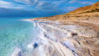 Salziger Strand am Toten Meer in Jordanien