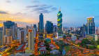 Die Skyline von Panama City in der Dämmerung