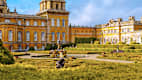 Blick auf das Herrenhaus Blenheim Palace in Woodstock mit Gartenanlage