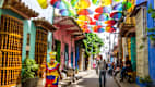 Blick auf die berühmte Umbrella's Street in Cartagena in Kolumbien