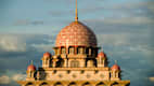 Blick auf die Kuppel der Putra Moschee in Putrajaya, Malaysia