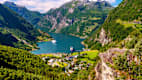Lufaufnahme des Geirangerfjord im Sommer