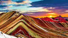 Panormablick auf die Regenbogenberge in den peruanischen Anden