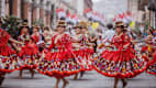 traditionell gekleidete Tänzerinnen beim Fest der Jungfrau von Candelaria im historischen Zentrum von Lima